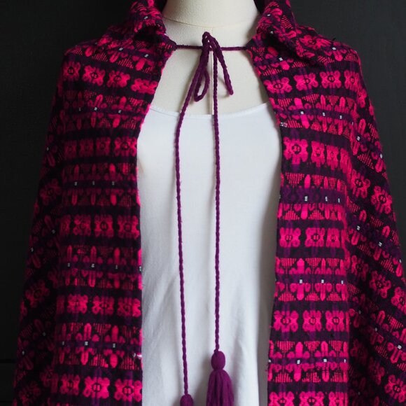 Marcalix | Vintage 100% Wool Handwoven Poncho - Picture 2 of 7